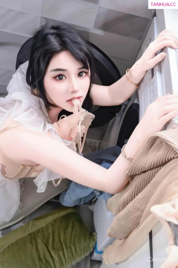   [XiuRen]高清写真图 2025.11.20 No.11010 汐汐爱吃草莓 家政姐姐第40张图片